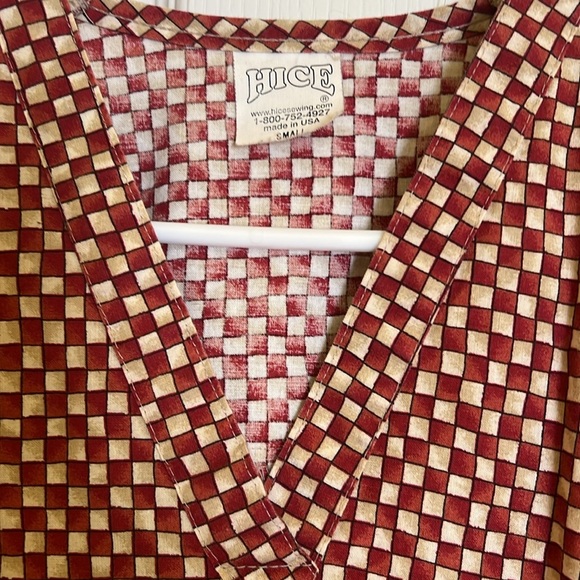 Hice szS checkered red/tan short sleeve Vneck scrub top 2 pockets - Picture 2 of 4